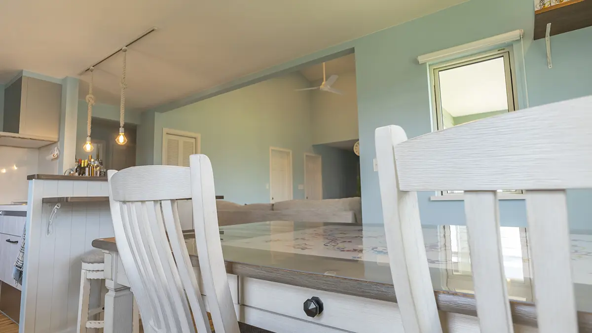 茨城県土浦市OAKSTYLE（オークスタイル）のサーファーズスタイル住宅のダイニングテーブル